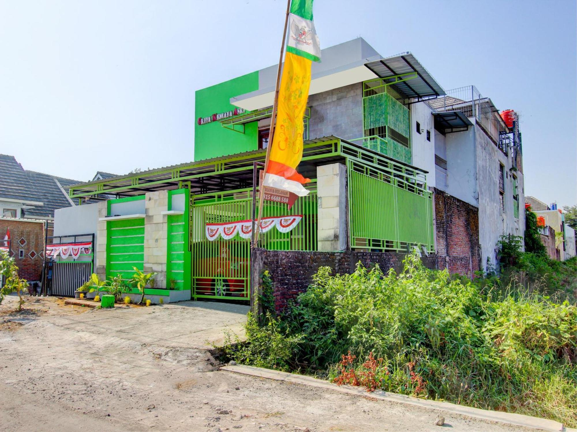 Super Oyo 93012 Griya Kencana Asri Syariah Lawean Exterior photo
